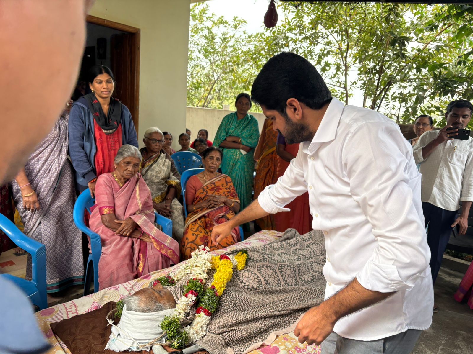 కర్ర తిరుపతి రెడ్డి మాతృమూర్తి మృతి – నివాళులు అర్పించిన వొడితల ప్రణవ్