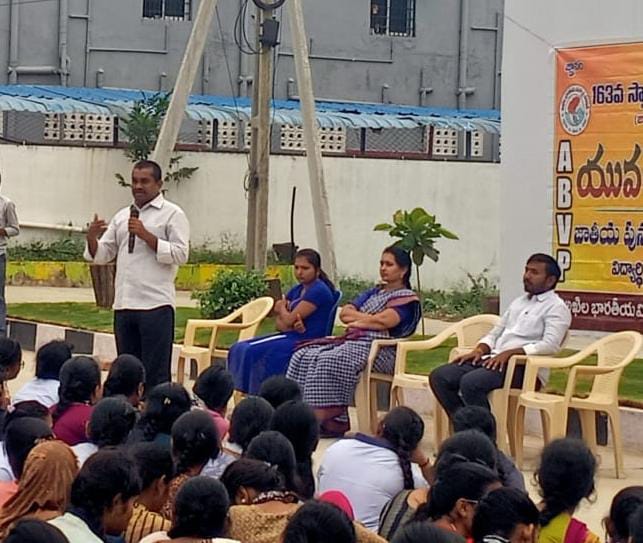 యువతకు ఆదర్శం స్వామి వివేకానంద*