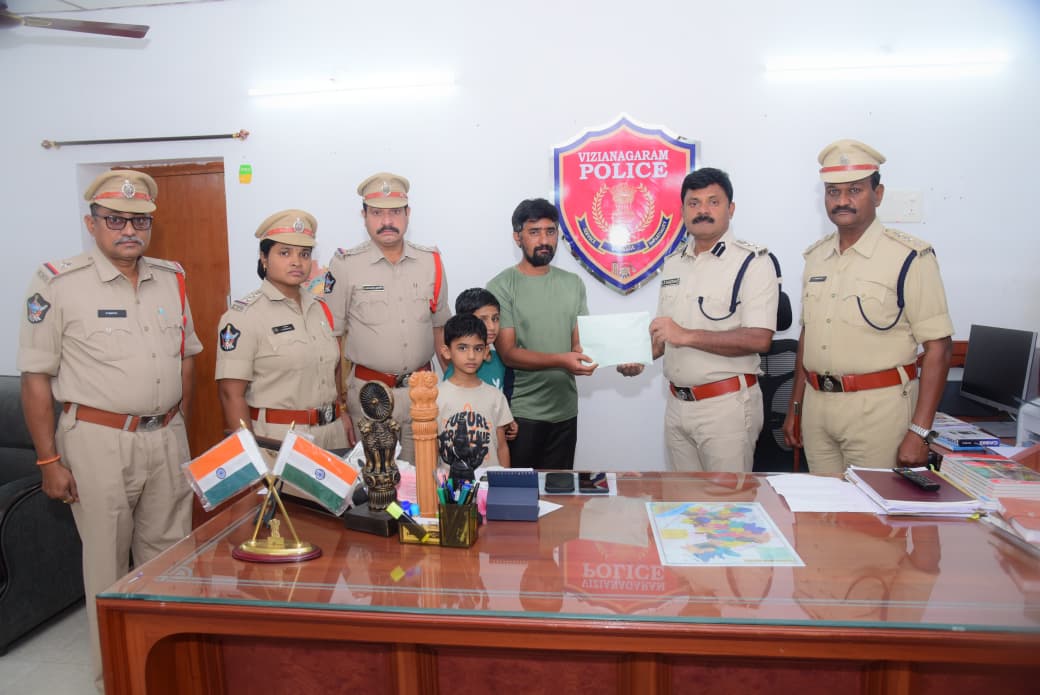 అనారోగ్యంతో ఉన్న తోటి కానిస్టేబుల్‌కు అండగా పోలీస్ శాఖ: ఎస్పీ చేతుల మీదుగా రూ. 1.10 లక్షల ఆర్థిక సాయం అందజేత