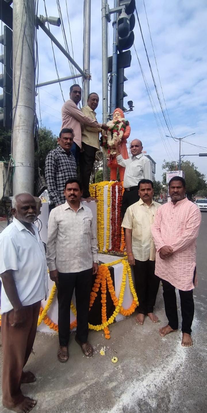 యువత వివేకానందుని బాటలో సాగాలి