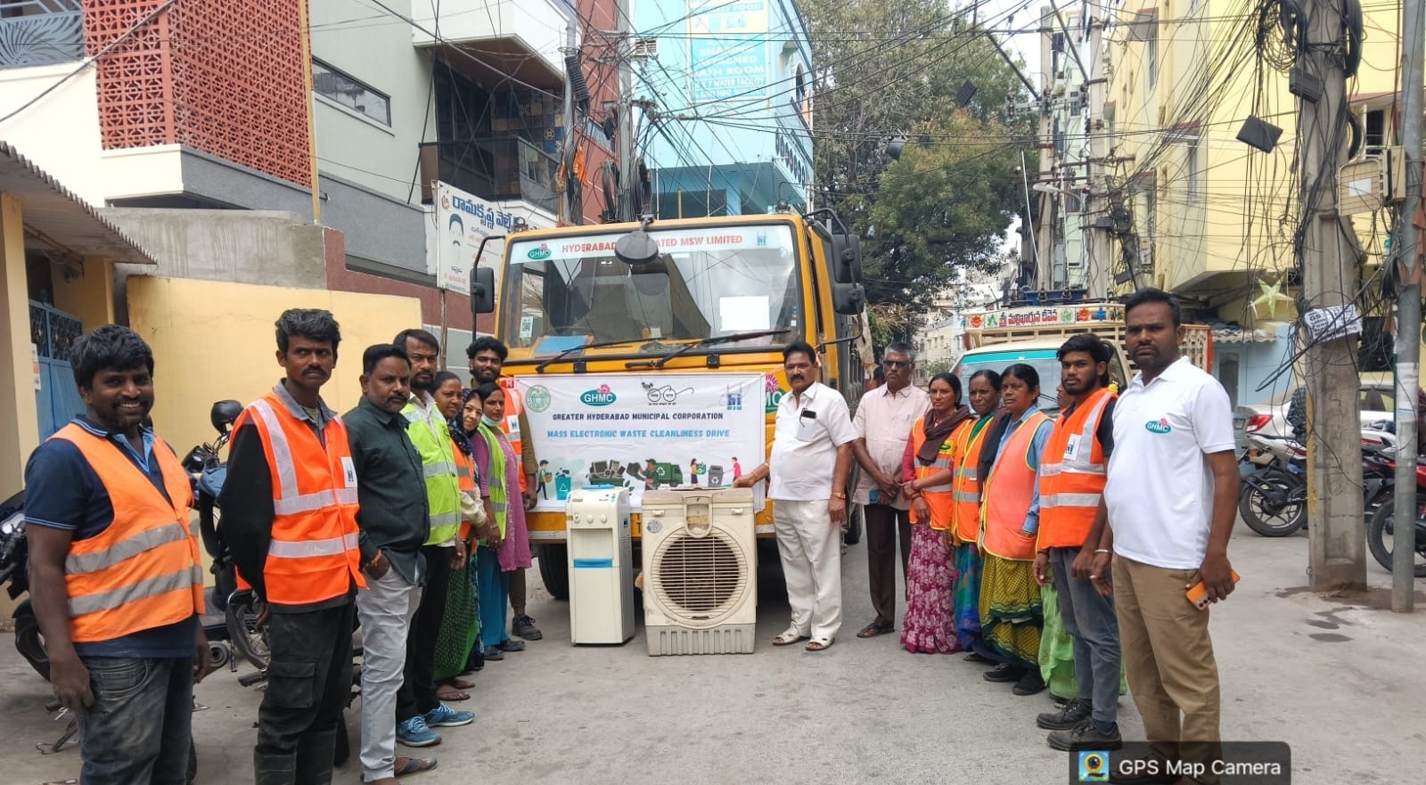 నిరుపయోగంగా ఉన్న వస్తువులను మున్సిపల్ సిబ్బందికి అప్పగించిన రామకృష్ణ వెల్ఫేర్ అసోసియేషన్ కాలనీవాసులు