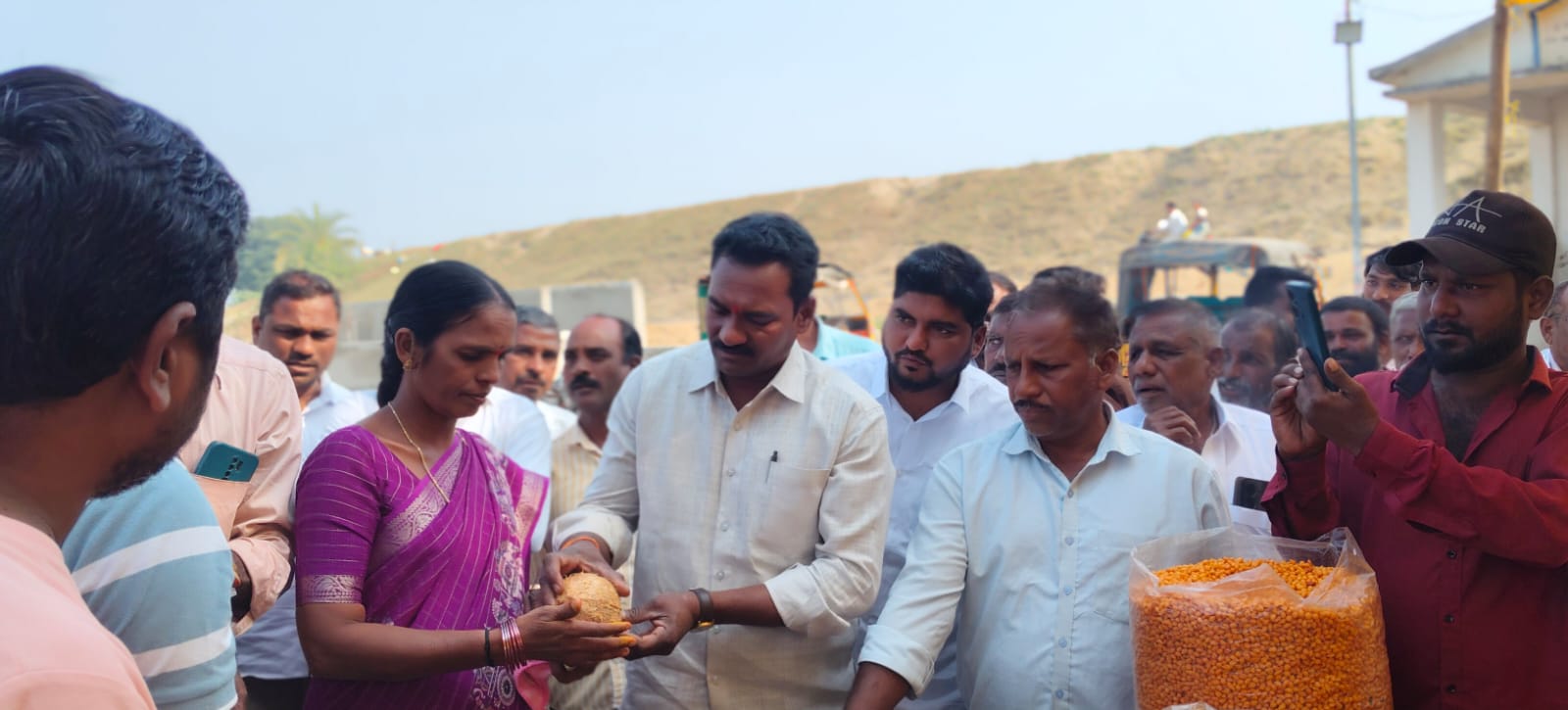 న్యావనంది లో సంత.. ప్రారంభించిన సర్పంచ్ దీప.. గ్రామ కమిటీ..