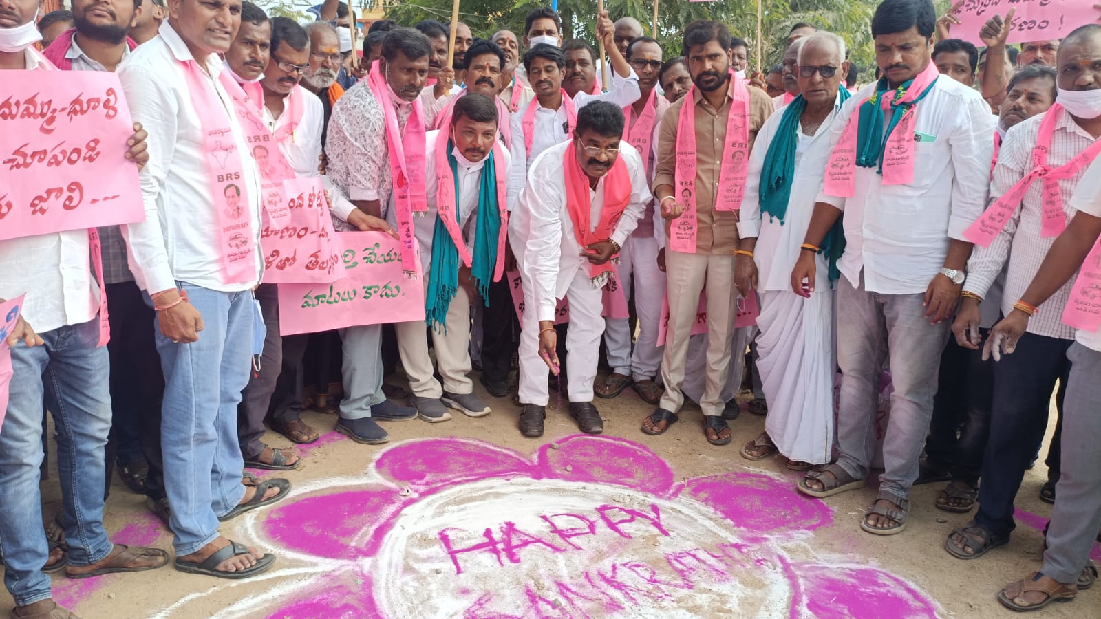 బిచ్కుందలో నిలిచిపోయిన అభివృద్ధిపై ముగ్గులతో నిరసన