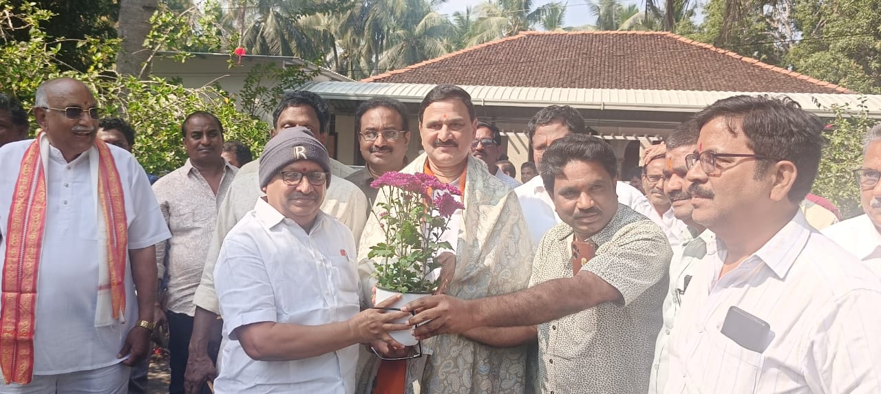 కేంద్ర మంత్రి వర్మను కలిసిన బిజెపి ముఖ్య నేతలు