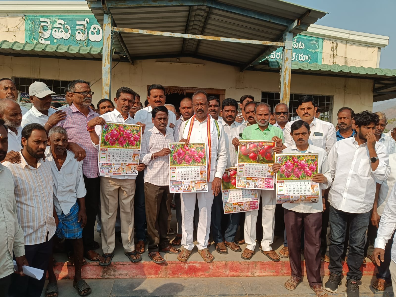 నవ తెలంగాణ పత్రిక క్యాలెండర్ ను ఆవిష్కరించిన ఎమ్మెల్యే గండ్ర జీఎస్సార్