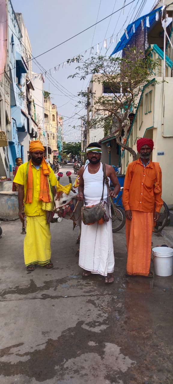 వృత్తిలో క్యాంటీన్ నిర్వాహకుడు.. ప్రవృత్తిలో కళాకారుడు: విజయనగరంలో ‘గంగిరెద్దుల’ రమణ స్ఫూర్తి!