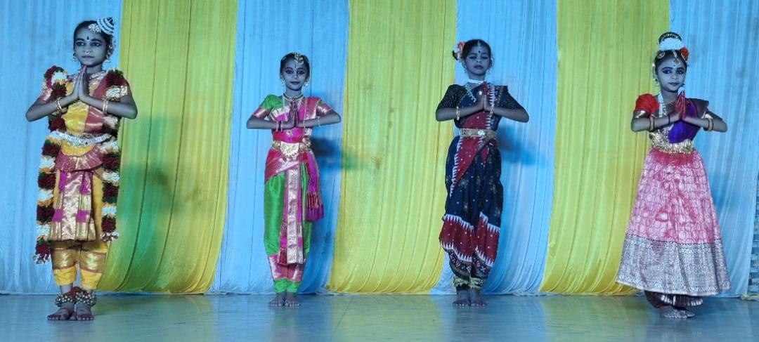 ఆకట్టుకున్న డాన్స్ పోటీలు