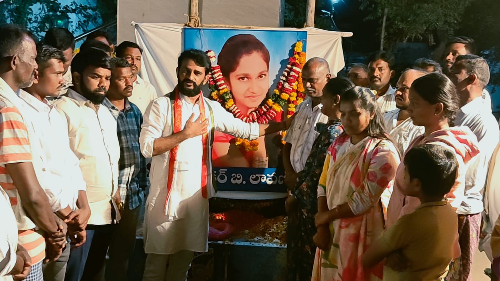 ఆత్మహత్య చేసుకున్న జూనియర్ వైద్యురాలికి డిసిసి అద్యక్షులు రాజీవ్ రెడ్డి నివాళి