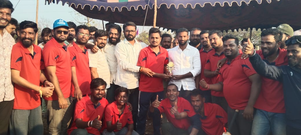 జహీరాబాద్ నియోజకవర్గం మొగుడంపల్లి మండల్‌లో ఘనంగా నిర్వహిస్తున్న క్రికెట్ టోర్నమెంట్ ఇప్పుడు ఉత్కంఠభరితమైన ఫైనల్‌కు చేరుకుంది.