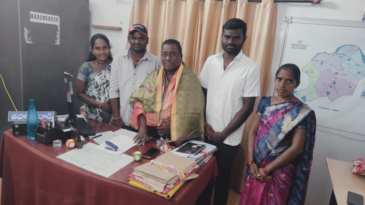 ఏర్గట్ల మండల తహశీల్దార్‌ను సన్మానించిన సర్పంచులు