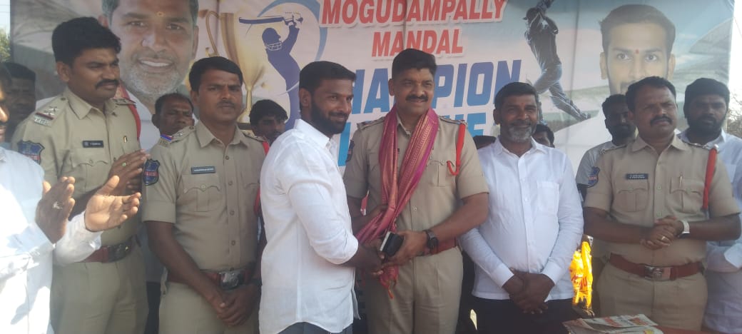 మొగుడంపల్లి మండల్‌లో నిర్వహించిన క్రికెట్ టోర్నమెంట్ ఫైనల్ మ్యాచ్‌లో మంద గుమ్మిడి తండా జట్టు విజేతగా నిలిచింది.