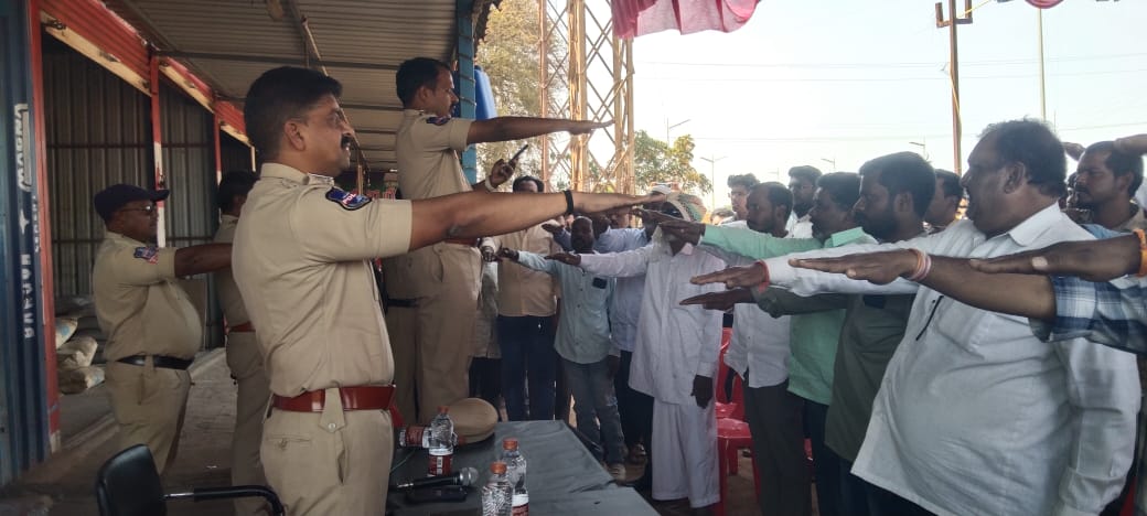 జహీరాబాద్ నియోజకవర్గం భరత్ నగర్ ఎక్స్ రోడ్ వద్ద ఈరోజు సీఐ శివలింగం ఆధ్వర్యంలో ట్రాఫిక్ అవగాహన కార్యక్రమం