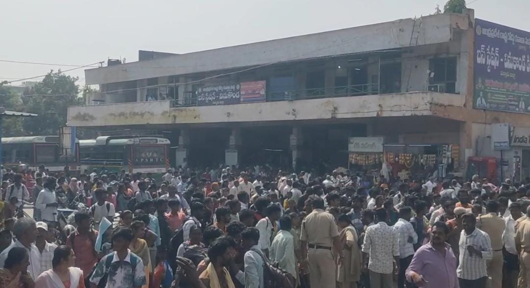 వినుకొండ బస్టాండ్‌లో తొక్కిసలాట: నలుగురికి తీవ్ర గాయాలు