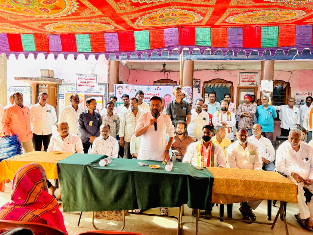 ఇందిరమ్మ చీరలు పంపిణీ చేసిన ఎమ్మెల్యే తోట డిసిసి అధ్యక్షుడు ఏలే మల్లికార్జున్