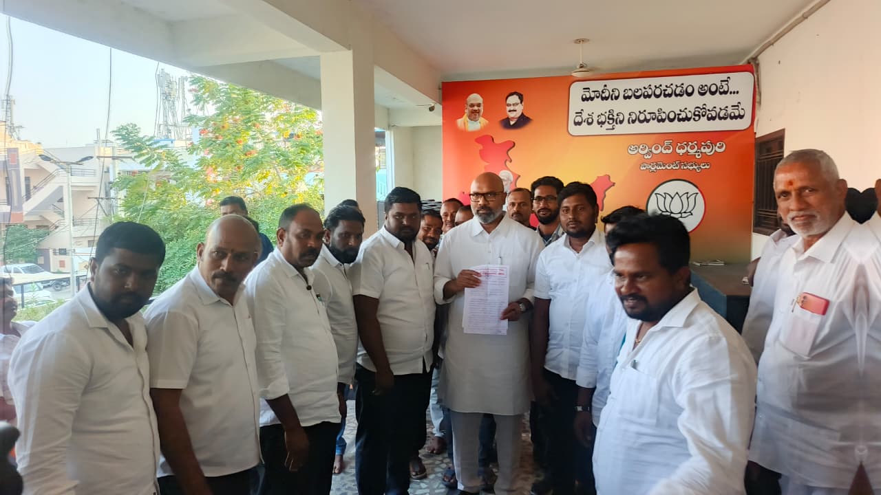 ఎంపీ అరవింద్ ను కలసిన రావుట్ల గ్రామస్తులు.