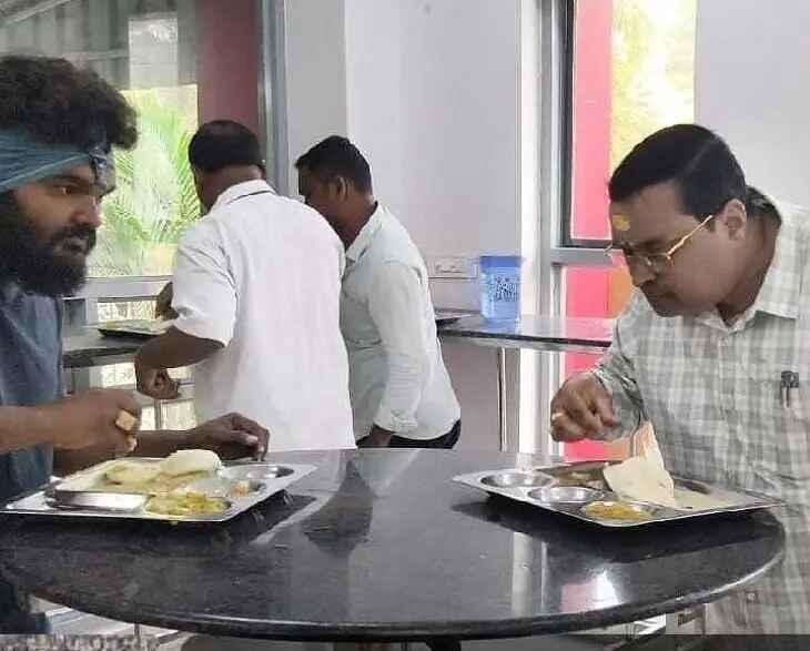 రుచి చూశారు.. మెచ్చుకున్నారు: అన్న క్యాంటీన్లో కమిషనర్ అప్పలరాజు అల్పాహారం