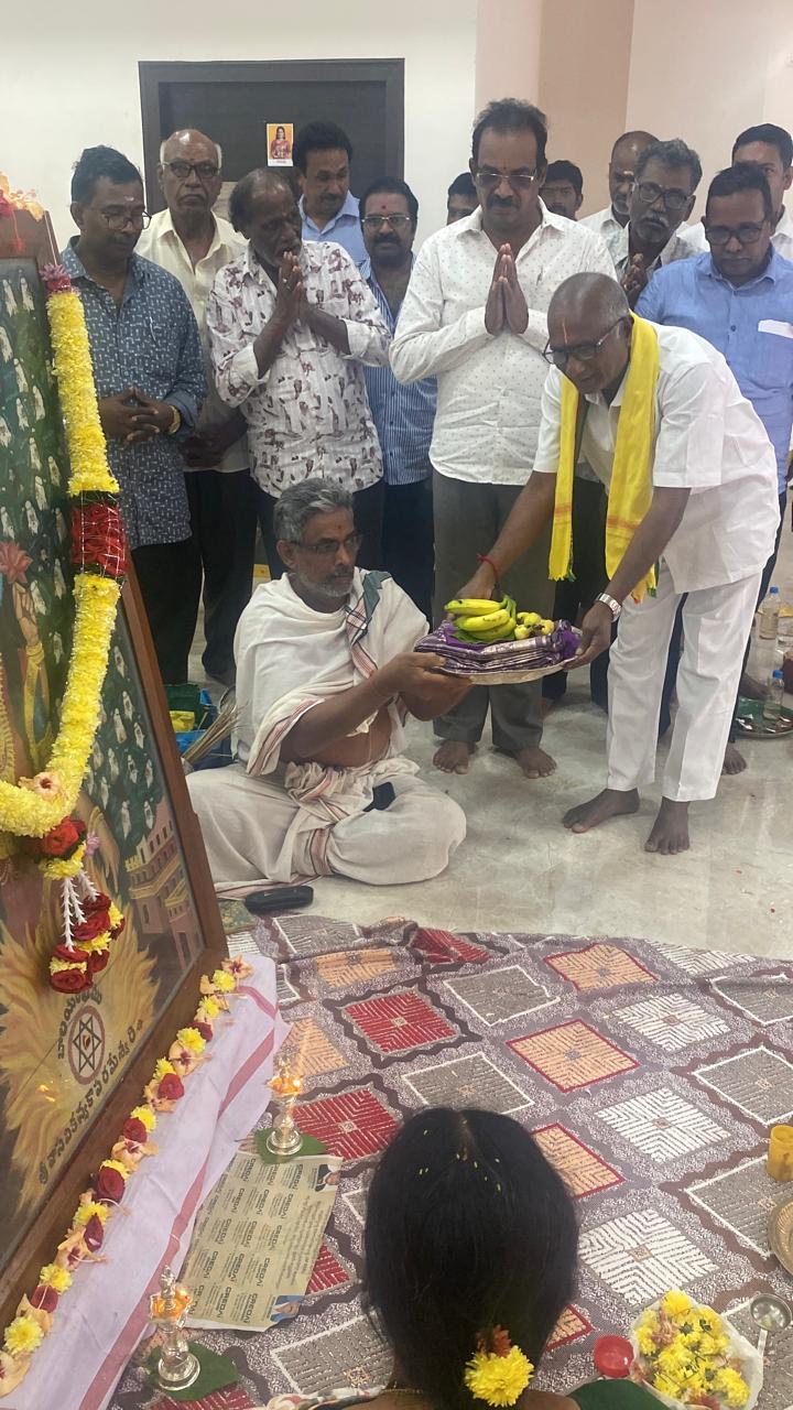 వాసవి కన్యకా పరమేశ్వరి అమ్మవారికి పట్టు వస్త్రాలు సమర్పించిన కంకటాల రాము