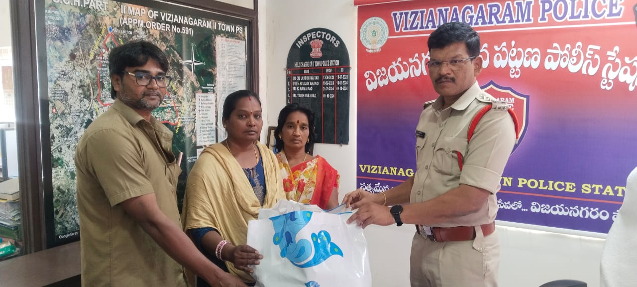 పోగొట్టుకున్న బట్టల బ్యాగును బాధితులకు అందజేత