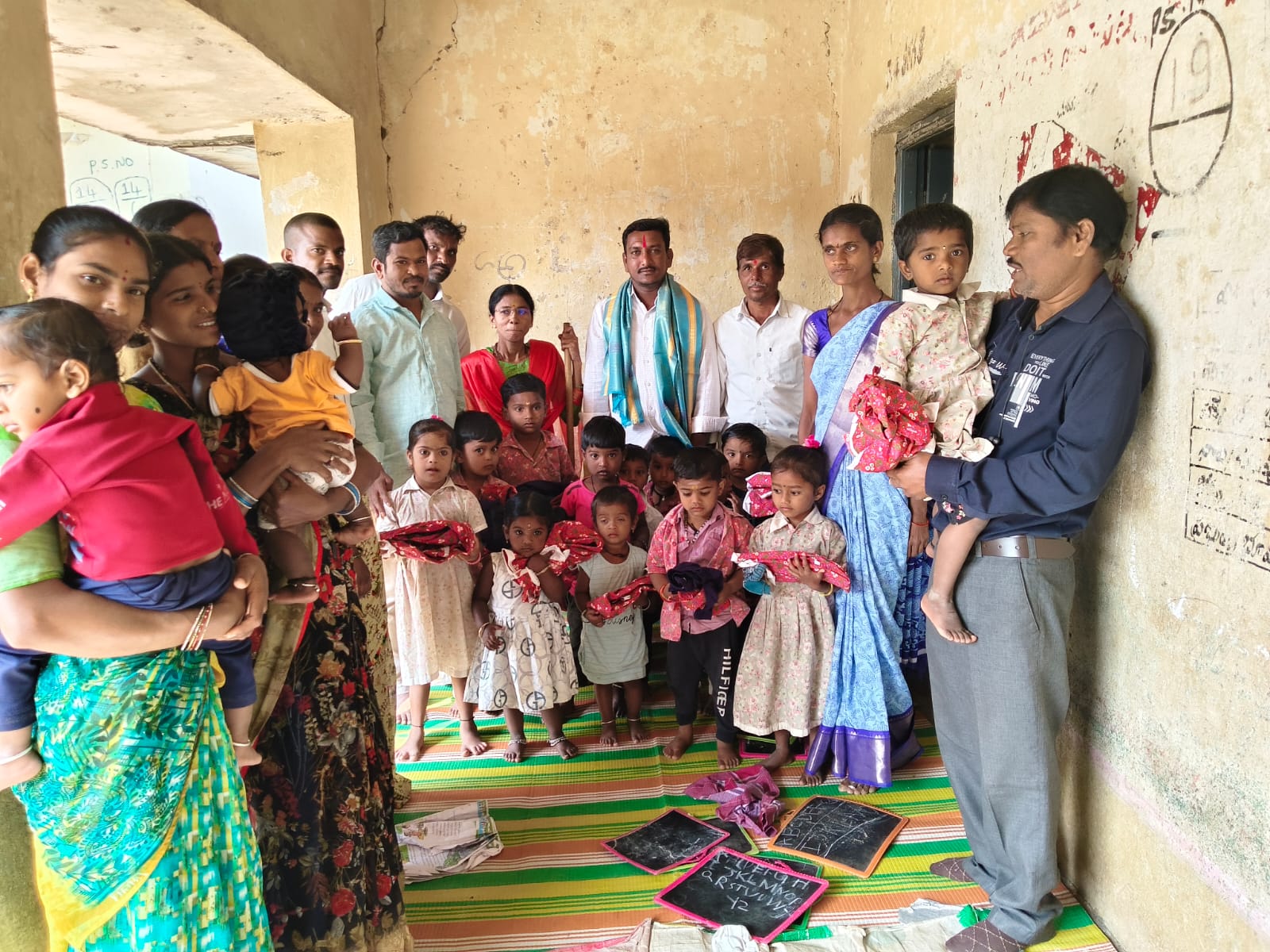 గణపూర్ 2 వ అంగన్వాడీ సెంటర్లోని చిన్నారులకు ఏక రూపు వస్త్రాల పంపిణీ,