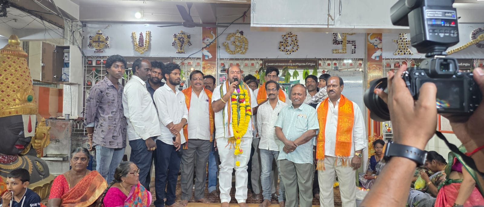 వాసవి మాత ఆత్మార్పణ దినోత్సవం సందర్భంగా పట్టు వస్త్రాలు సమర్పించిన కంచర్ల బాబి