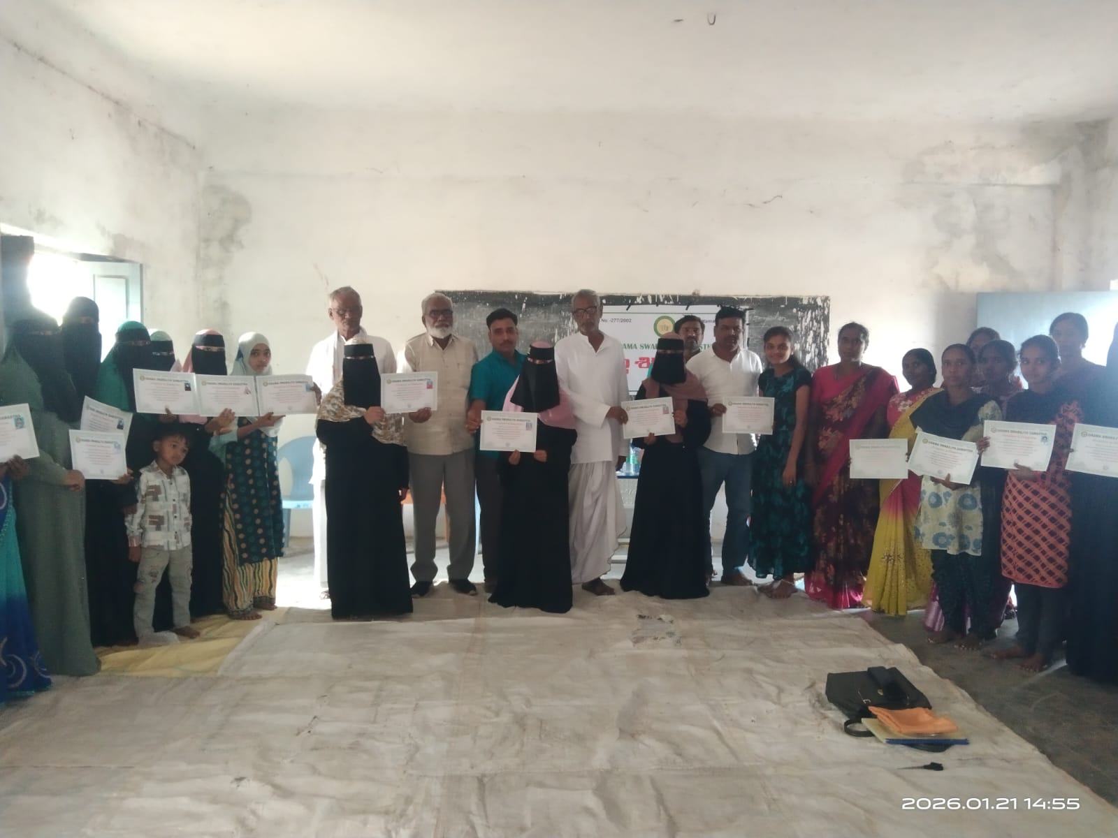 తడ్కల్ లో గ్రామ స్వరాజ్ సంస్థ ఆధ్వర్యంలో కుట్టు మిషన్ శిక్షణ పొందిన మహిళలకు శిక్షణ పత్రాలను అందజేత,