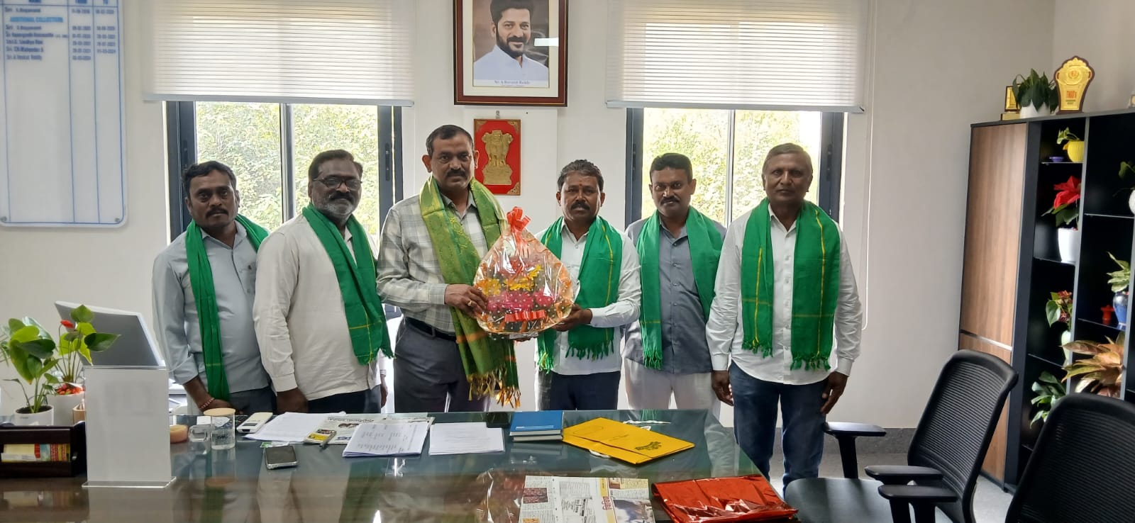 టీఆర్ఆర్ఎస్ కు అడిషనల్ కలెక్టర్ అభినందన= రైతు రక్షణ సమితి క్యాలెండర్ ఆవిష్కరణ