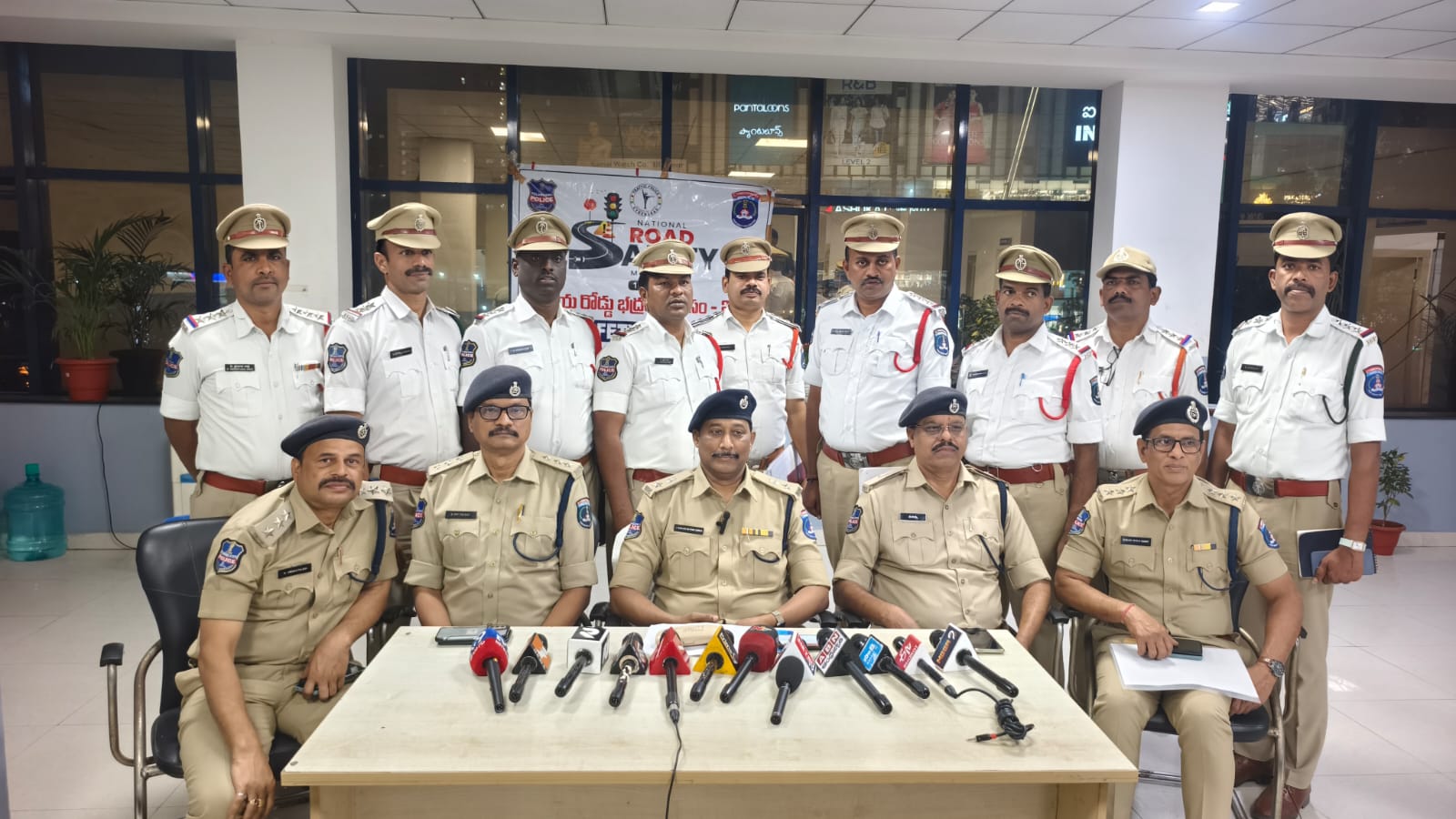 రోడ్డు భద్రతే లక్ష్యం : డీసీపీ రంజన్ రతన్ కూకట్‌పల్లిలో ట్రాఫిక్ ‘అరైవ్ అలైవ్ అవగాహన సదస్సు