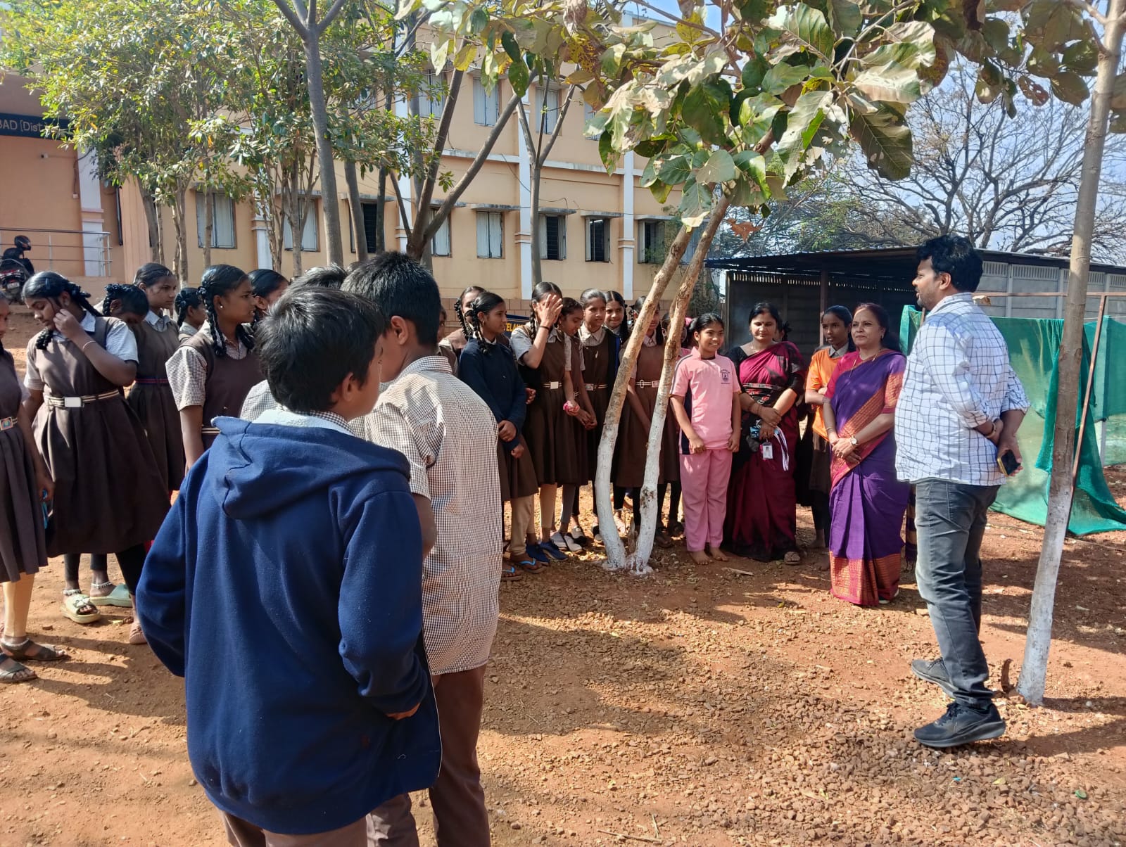 మోడల్ స్కూల్ విద్యార్థులకు మట్టి నమూనా పరీక్షలు అవగాహన కల్పించిన ఏవో తులసిరాం