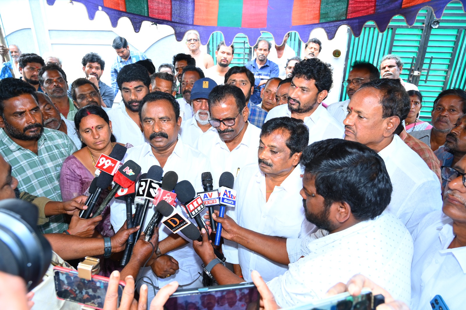 డి.జాహ్నవి పాప కుటుంబాన్ని పరామర్శించిన కూటమి నాయకులుడి.జాహ్నవి పాప కుటుంబానికి లక్ష రూపాయలు ఆర్థిక సహాయం అందజేసిన వాసంశెట్టి సత్యం