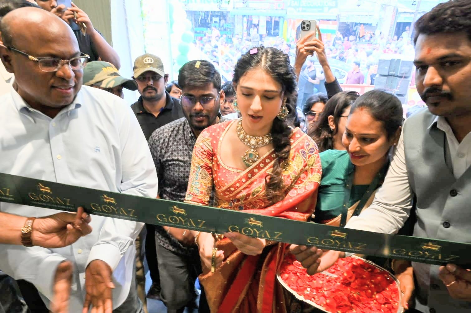 విజయనగరంలో వెండి వెలుగులు: గోయాజ్‌ సిల్వర్‌ జ్యువెలరీ 21వ స్టోర్‌ను ప్రారంభించిన సినీనటి రితికా నాయక్!”