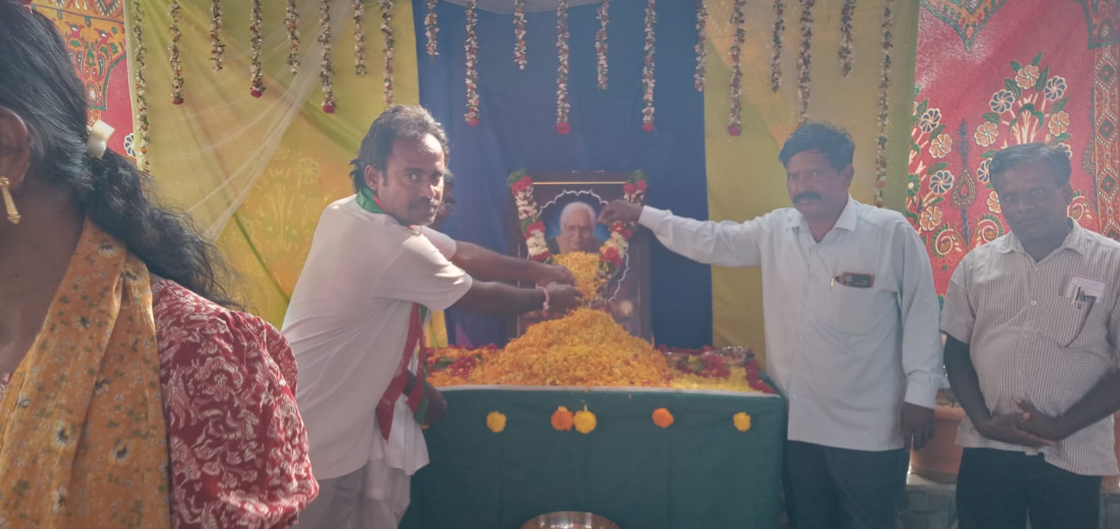 నివాళులు అర్పించిన తెలంగాణ ఉద్యమకారుల జేఏసీ రాష్ట్ర కార్యదర్శి కొమురయ్య