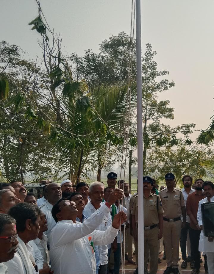 తాసిల్దార్ కార్యాలయంలో ఘనంగా 77వ గణతంత్ర దినోత్సవ వేడుకలు…–జాతీయ జెండాను ఆవిష్కరించిన తాసిల్దార్ వేణుగోపాల్