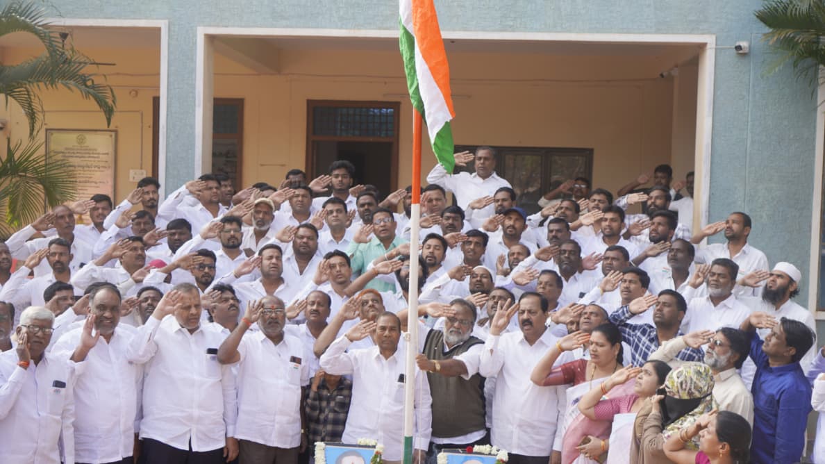 భారతదేశ 77 వ గణతంత్ర దినోత్సవం సందర్భంగా *ఎమ్మెల్యే క్యాంపు కార్యాలయంలో జాతీయ జెండాను ఆవిష్కరించిన గౌరవ శాసనసభ్యులు శ్రీ కొనింటి మాణిక్ రావు