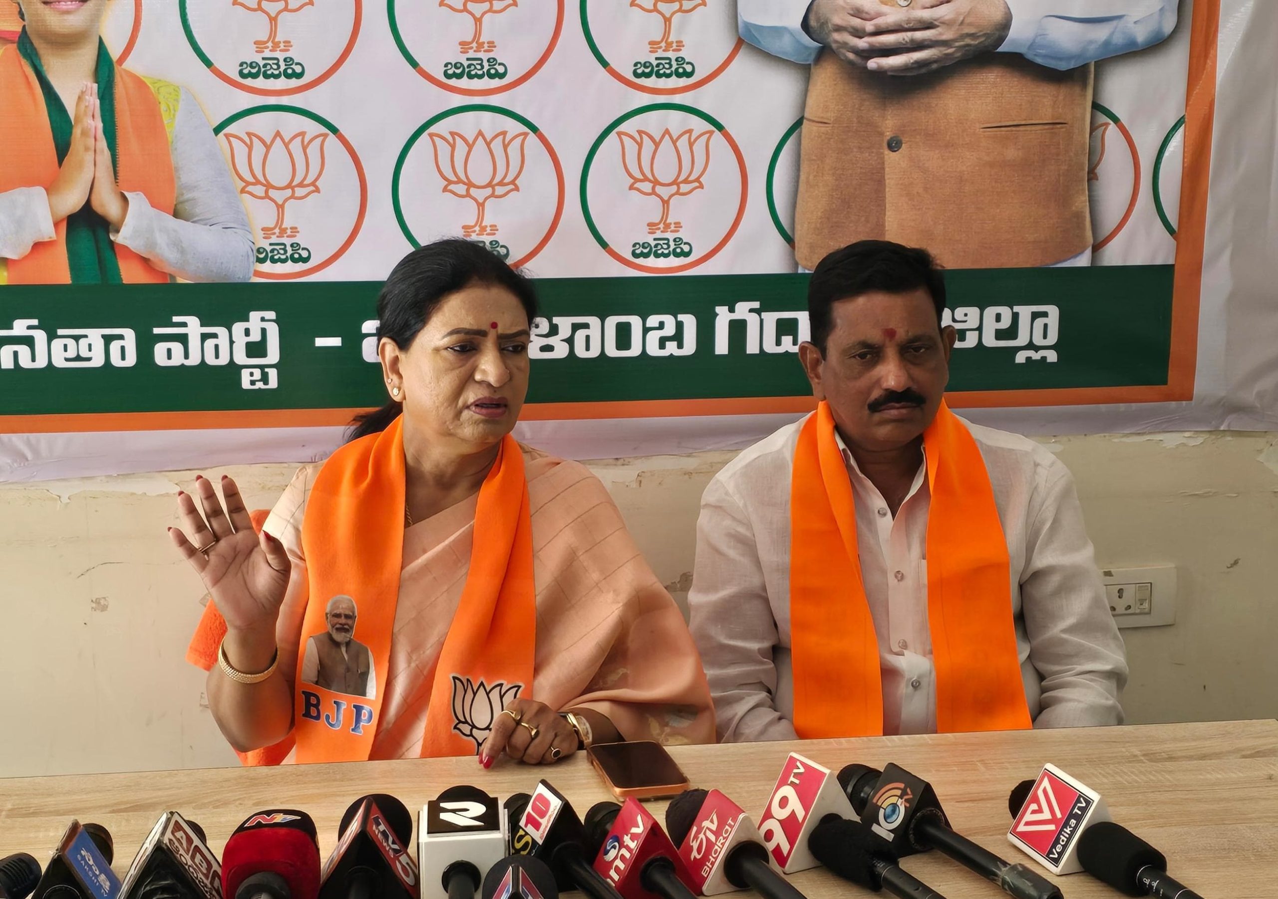 ప్రెస్ మీట్ గద్వాల్ డీకే బంగ్లా ఎంపీ డీకే అరుణమ్మ.