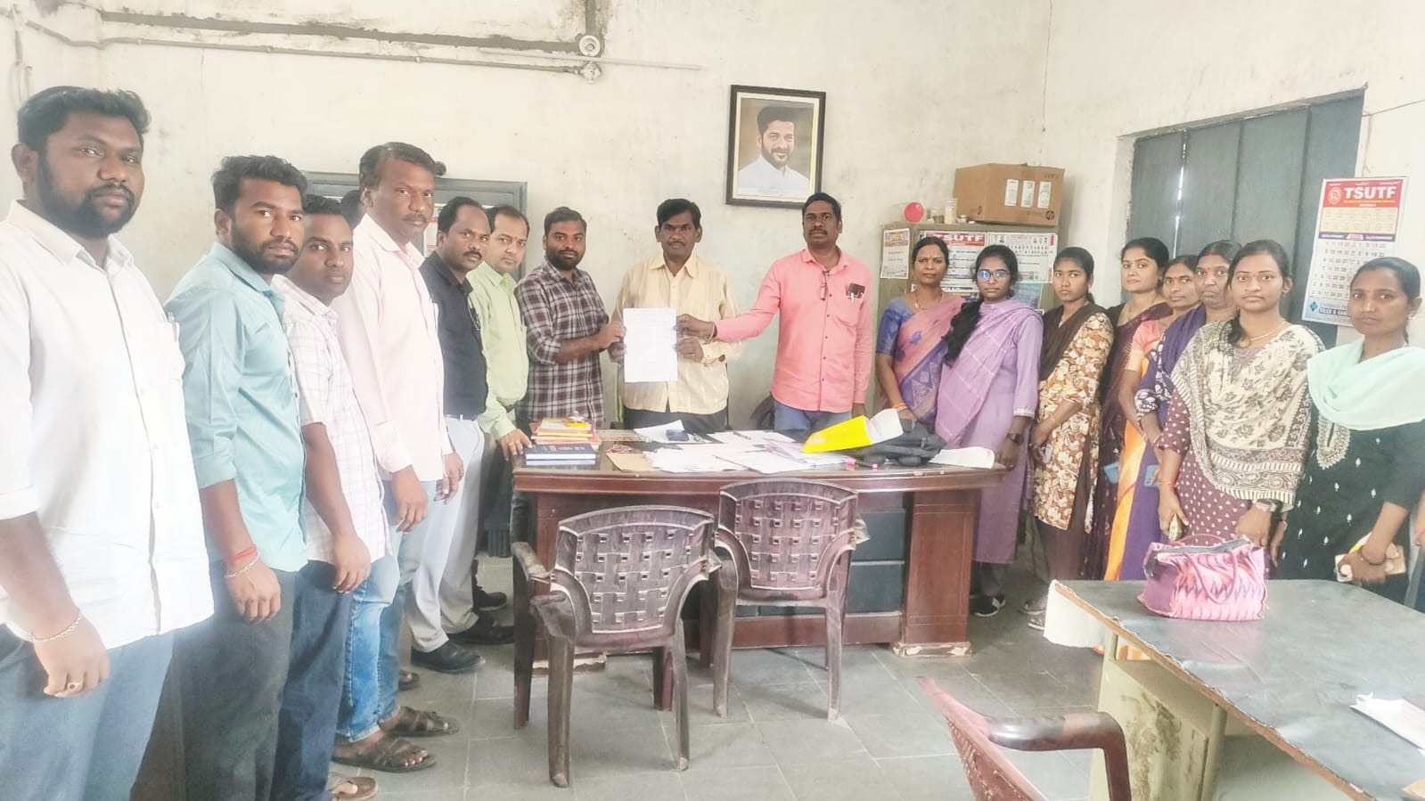 సమగ్ర కుటుంబ సర్వే పారితోషకం వెంటనే విడుదల చేయాలిపి ఆర్ టి యు ఆధ్వర్యంలోఎంపిడిఓ కువినతి పత్రం అందజేత