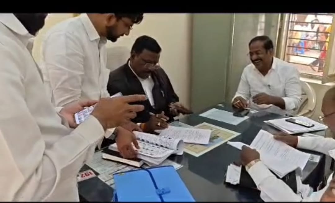 మార్పు ఎలా వస్తుంది..ఇప్పుడు జరుగుతున్న మున్సిపల్ ఎన్నికల్లో అభ్యర్థికి కనీసం నామినేషన్ ఫామ్ నింపడమే రాదు