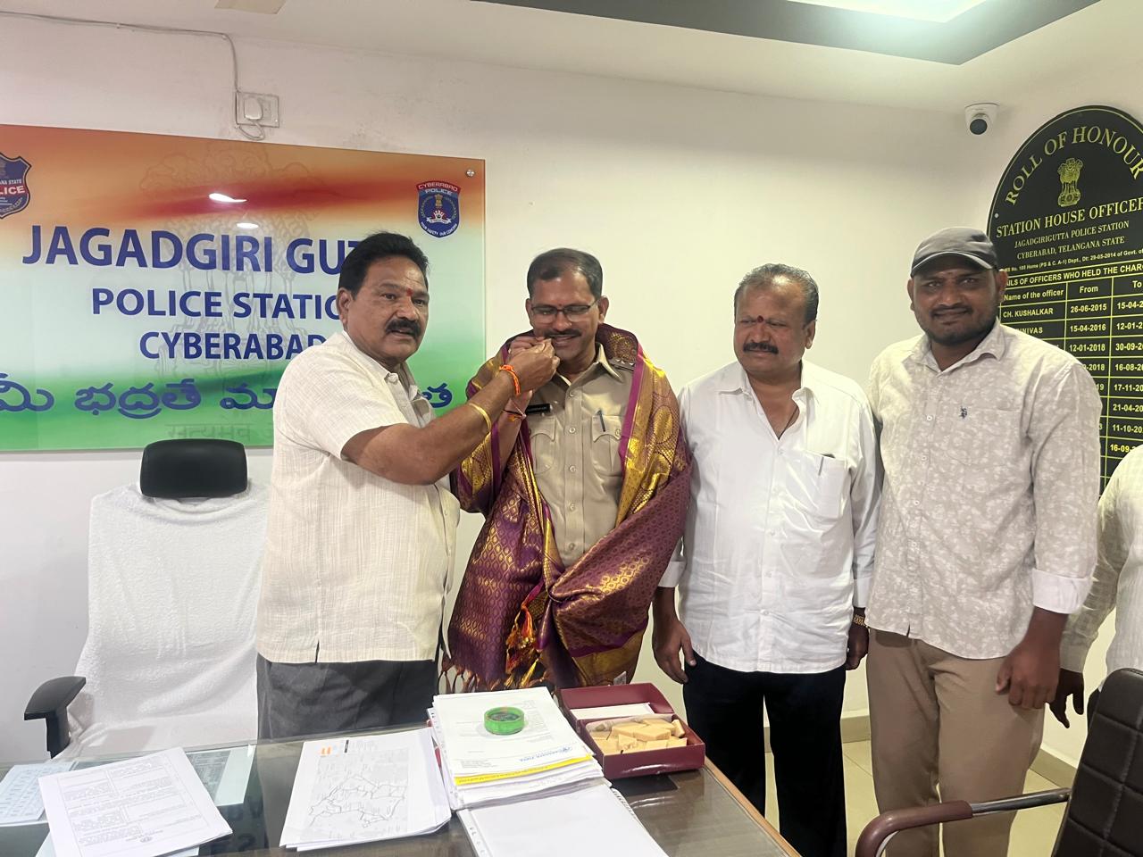 జగద్గిరిగుట్ట పోలీస్ సీఐ బి. వెంకటేశంకు రామకృష్ణ వెల్ఫేర్ అసోసియేషన్ ఘన సన్మానం