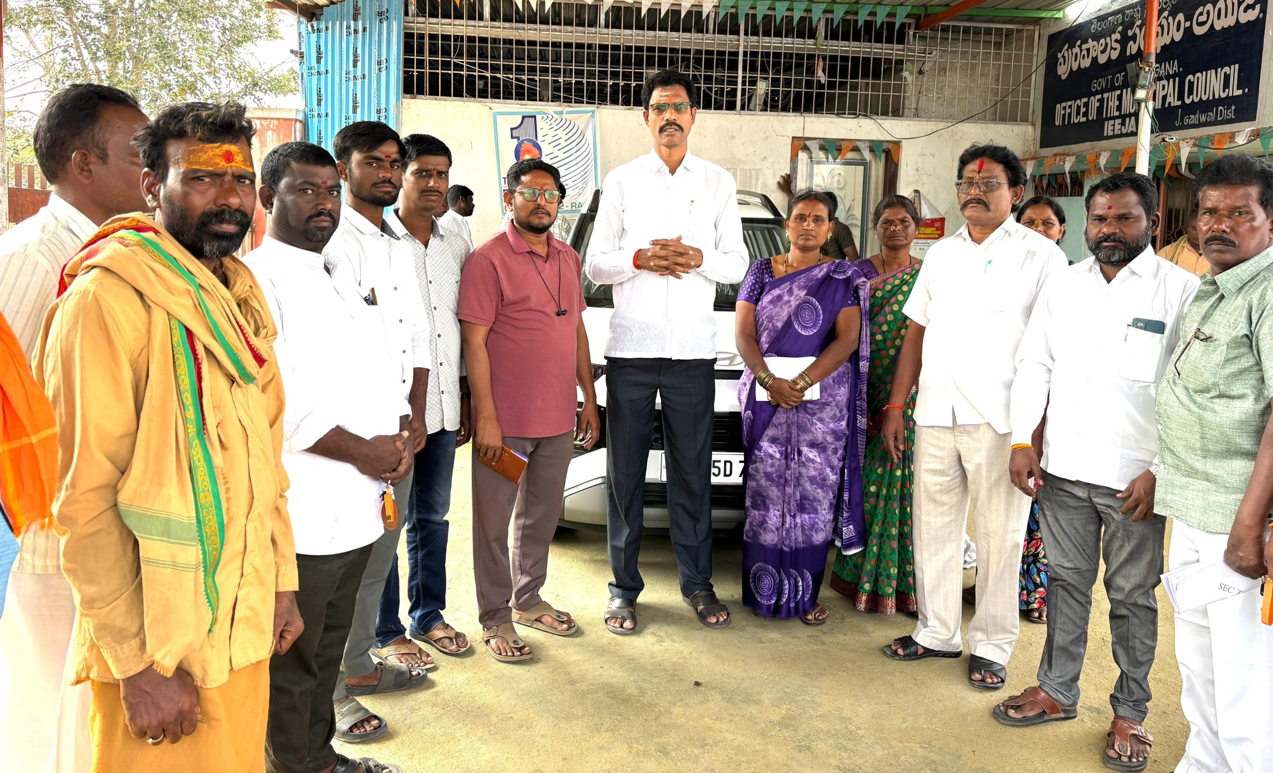 అయిజ మున్సిపాలిటీలో నో డ్యూ సర్టిఫికెట్ ఇవ్వకుండా కాలయాపన చేస్తున్న అధికారులు