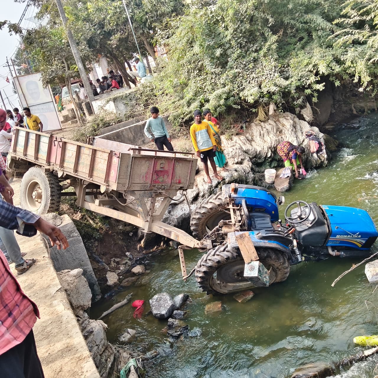 వాగులో పడిన ట్రాక్టర్‌ – తప్పిన ప్రమాదం.
