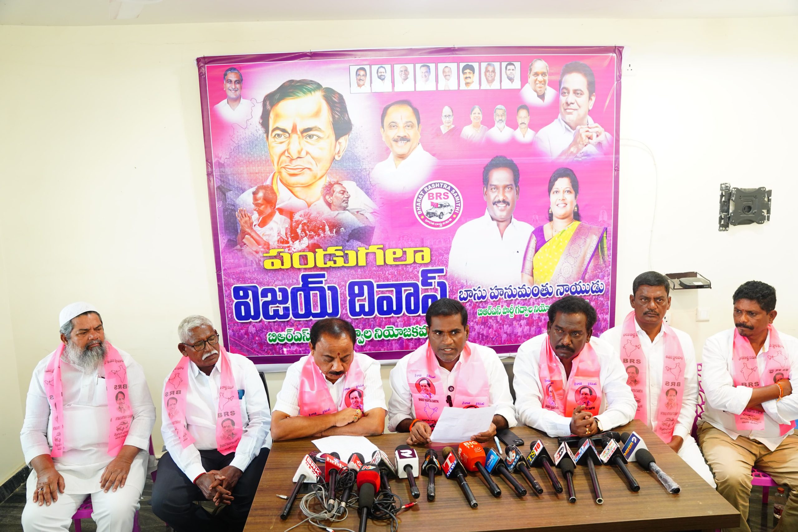 బిఆర్ఎస్ పార్టీ కౌన్సిలర్ అభ్యర్థుల మొదటి జాబితాను ప్రకటించిన మాజీ స్పోర్ట్స్ అథారిటీ చైర్మన్ డా.ఆంజనేయులు గౌడ్