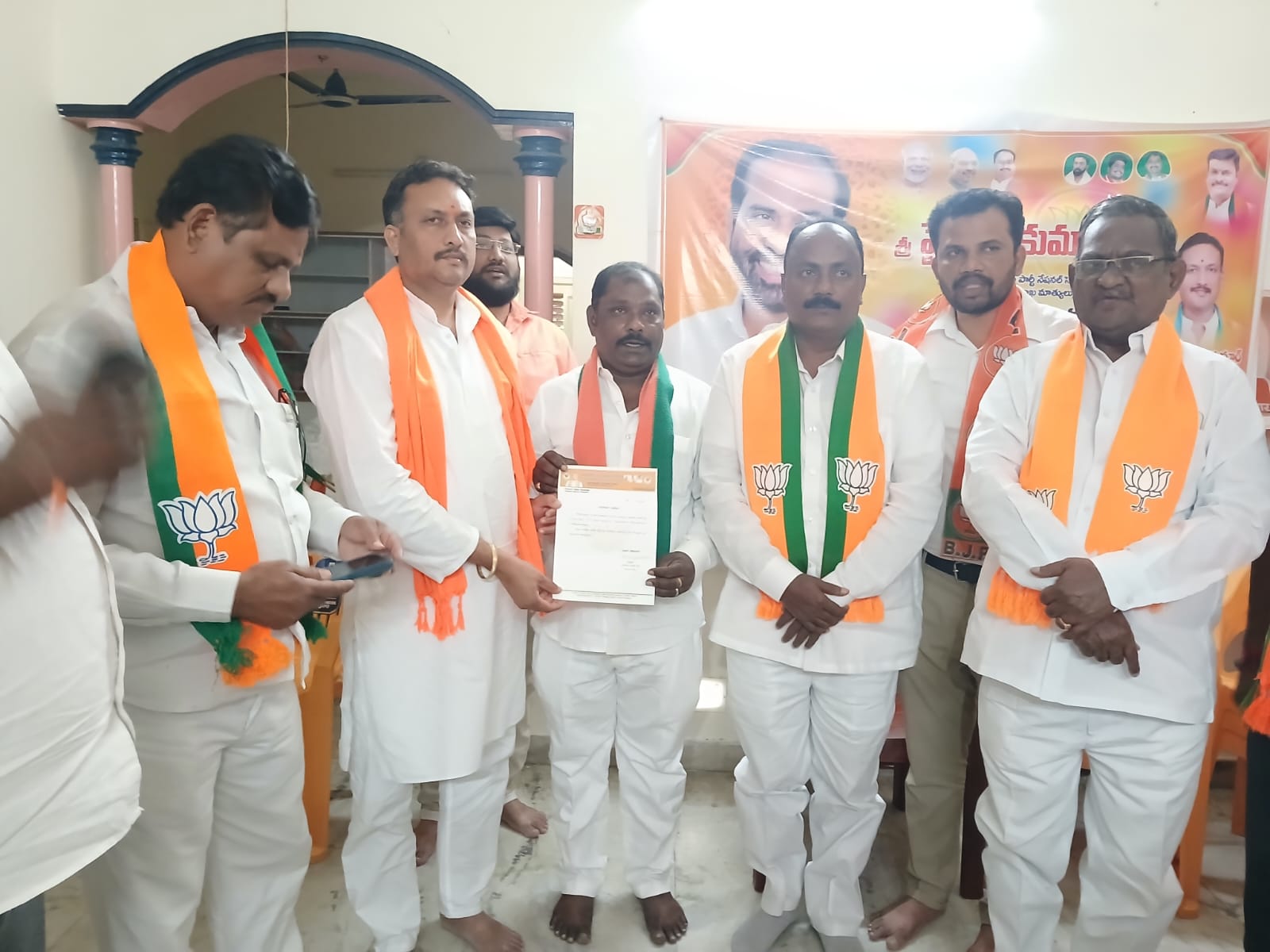 పల్నాడు జిల్లా ఎస్సీ మోర్చా జిల్లా అధ్యక్షునిగా నరసరావుపేట పట్టణ బిజెపి సీనియర్ నాయకులు మేళం మధుబాబు ఏకగ్రీవంగా ఎన్నికయ్యారు