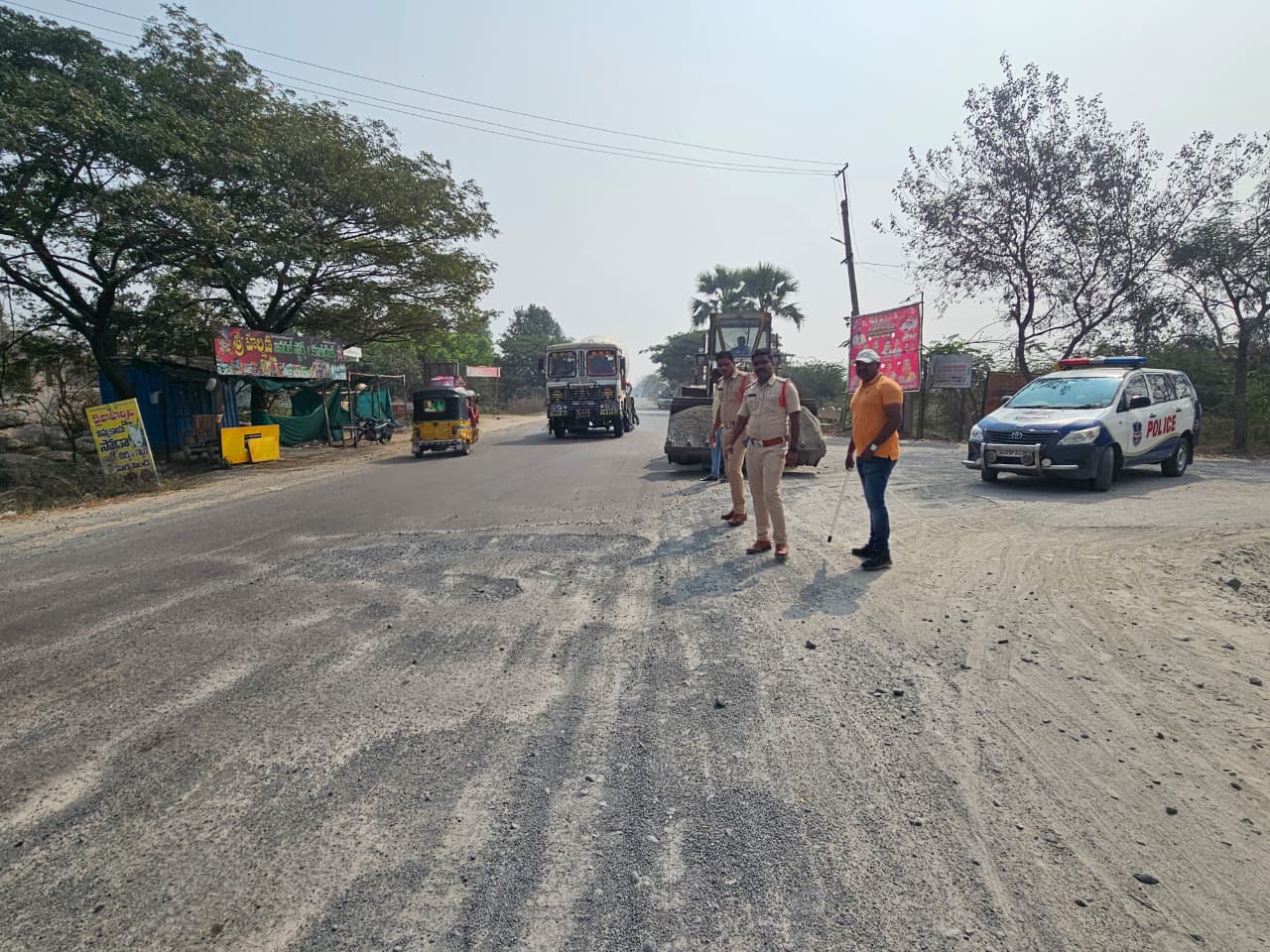 ….రోడ్డుపై ఉన్నటువంటి గుంతలను పూడ్చివేత