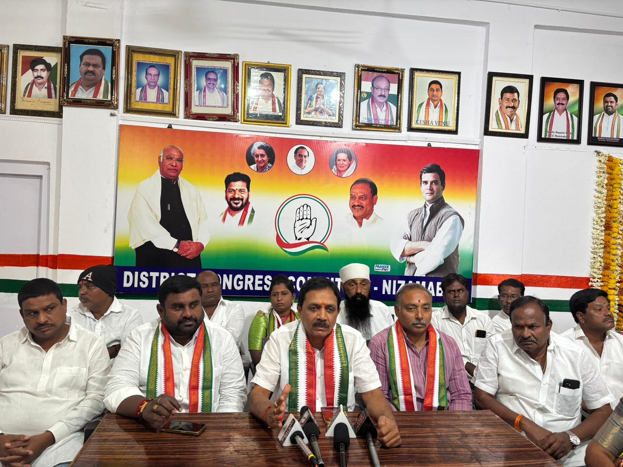 కాంగ్రెస్ కార్యాలయంలో గాంధీ వర్ధంతి.