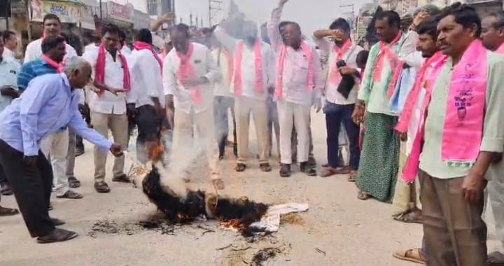 సీఎం దిష్టిబొమ్మ దహనo చేసిన బిఆర్ఎస్ శ్రేణులు