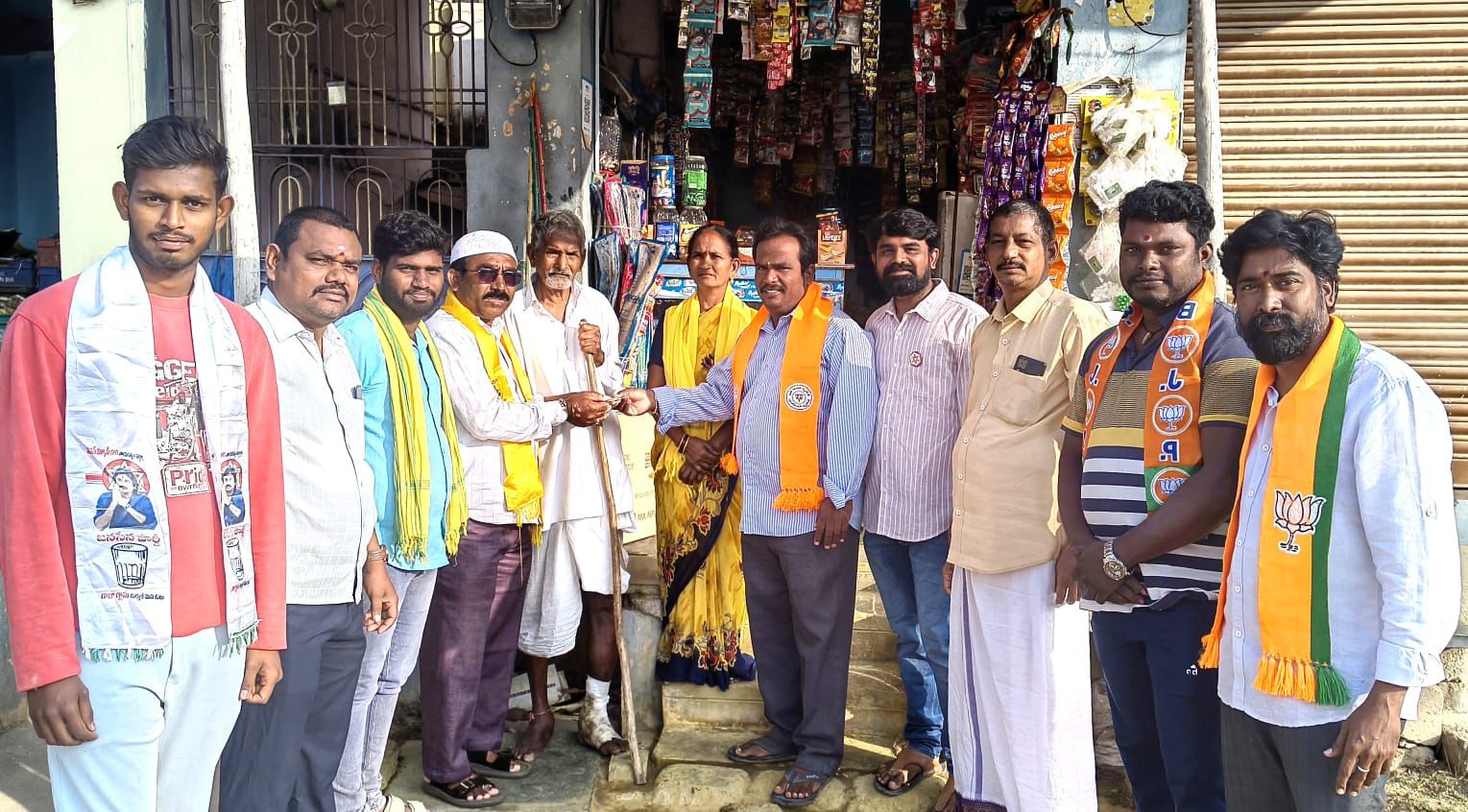 పెన్షన్ పంపిణీ కార్యక్రమంలో పాల్గొన్న కూటమి నాయకులు.