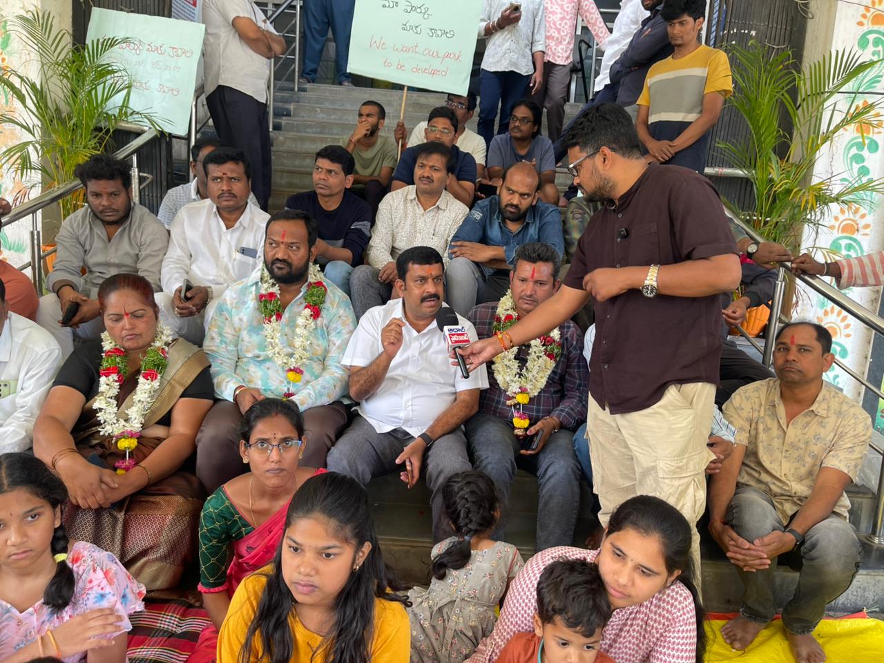 ఆంజనేయ నగర్ కాలనీ వాసులకు సంఘీభావం తెలిపిన వడ్డేపల్లి రాజేశ్వరరావు