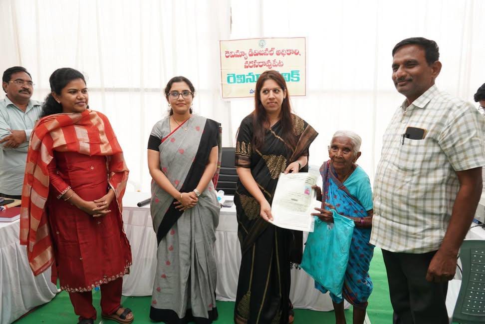 వృద్ధురాలికి ఇంటి స్థలం మంజూరు చేసిన జిల్లా కలెక్టర్ కృతిక శుక్లా