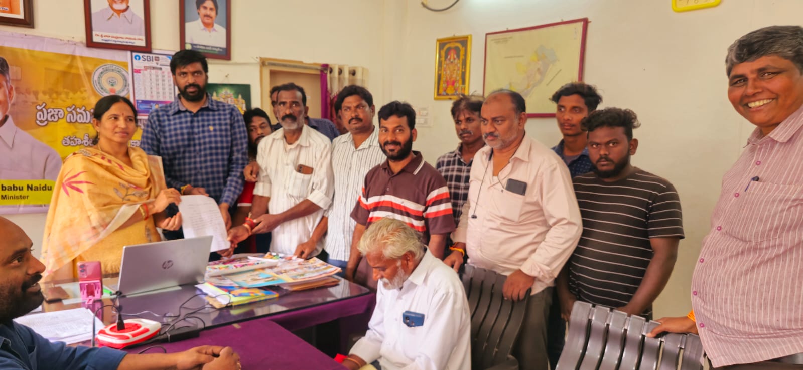 గంగమిట్ట మారెమ్మ గుడి అక్రమణకు ప్రయత్నంతహసీల్దార్ అమరేశ్వరి కు వినతి పత్రం ఇచ్చిన గుడి పెద్దలు