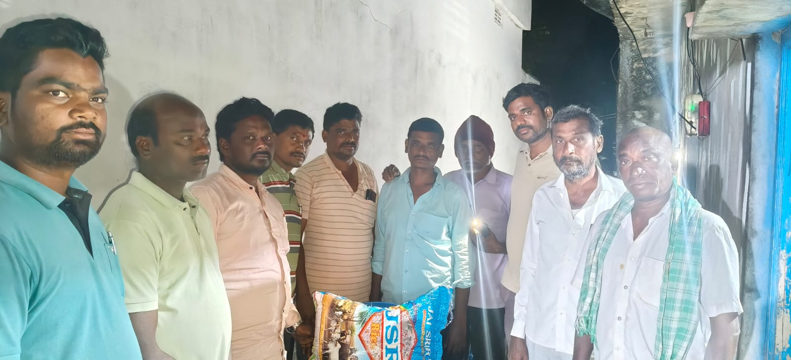 బాధిత కుటుంబాని పరామర్శించిన ఉప సర్పంచ్