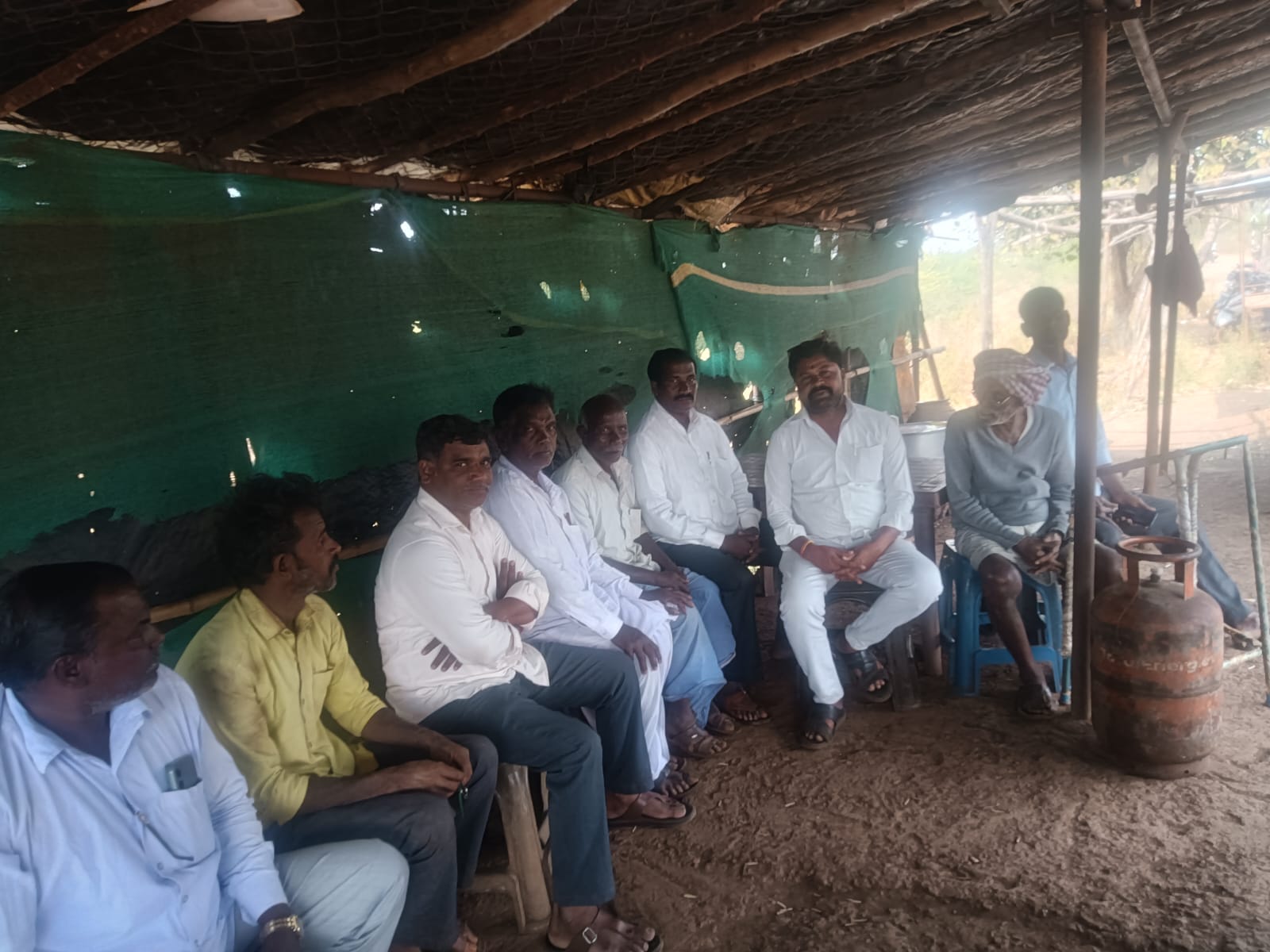 జహీరాబాద్ నియోజకవర్గం రాయపల్లి డి గ్రామంలో స్కాట్  అగ్రి టెక్ ఫర్టిలైజర్స్ ఆధ్వర్యంలో రైతులకు అవగాహన సదస్సు ఘనంగా నిర్వహించారు.